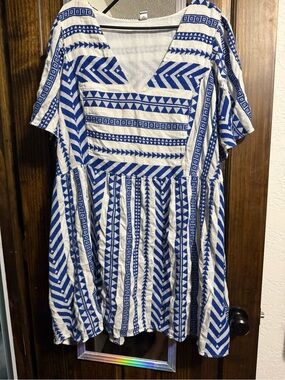 Old Navy Blue and White Patterned Top - 3X